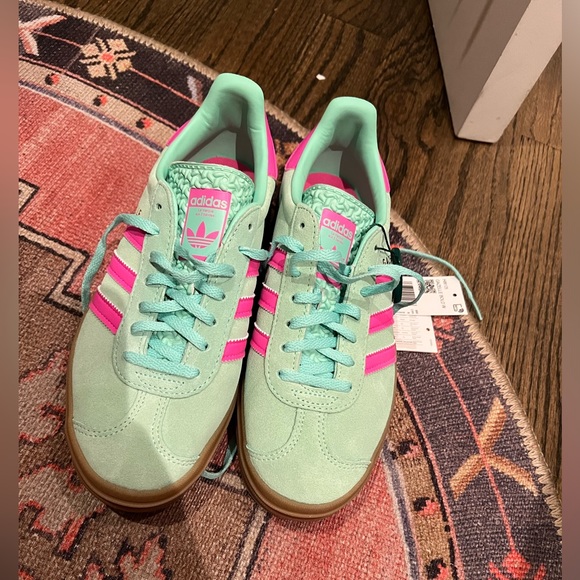 Women’s Adidas Gazelle Bold Pulse Mint Screaming Pink Gum Bottom - Picture 2 of 3